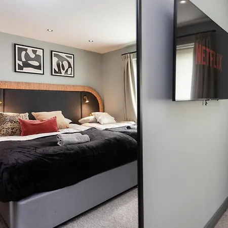 October Disc - Long - Contractors Apartment Bristol